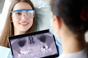 paciente con su radiografía de anatomia dental