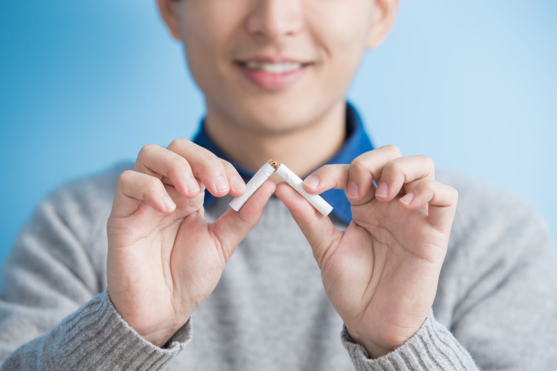 manchas en los dientes por tabaco