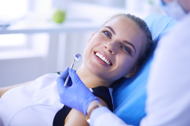 blanqueamiento dental con dentista profesional